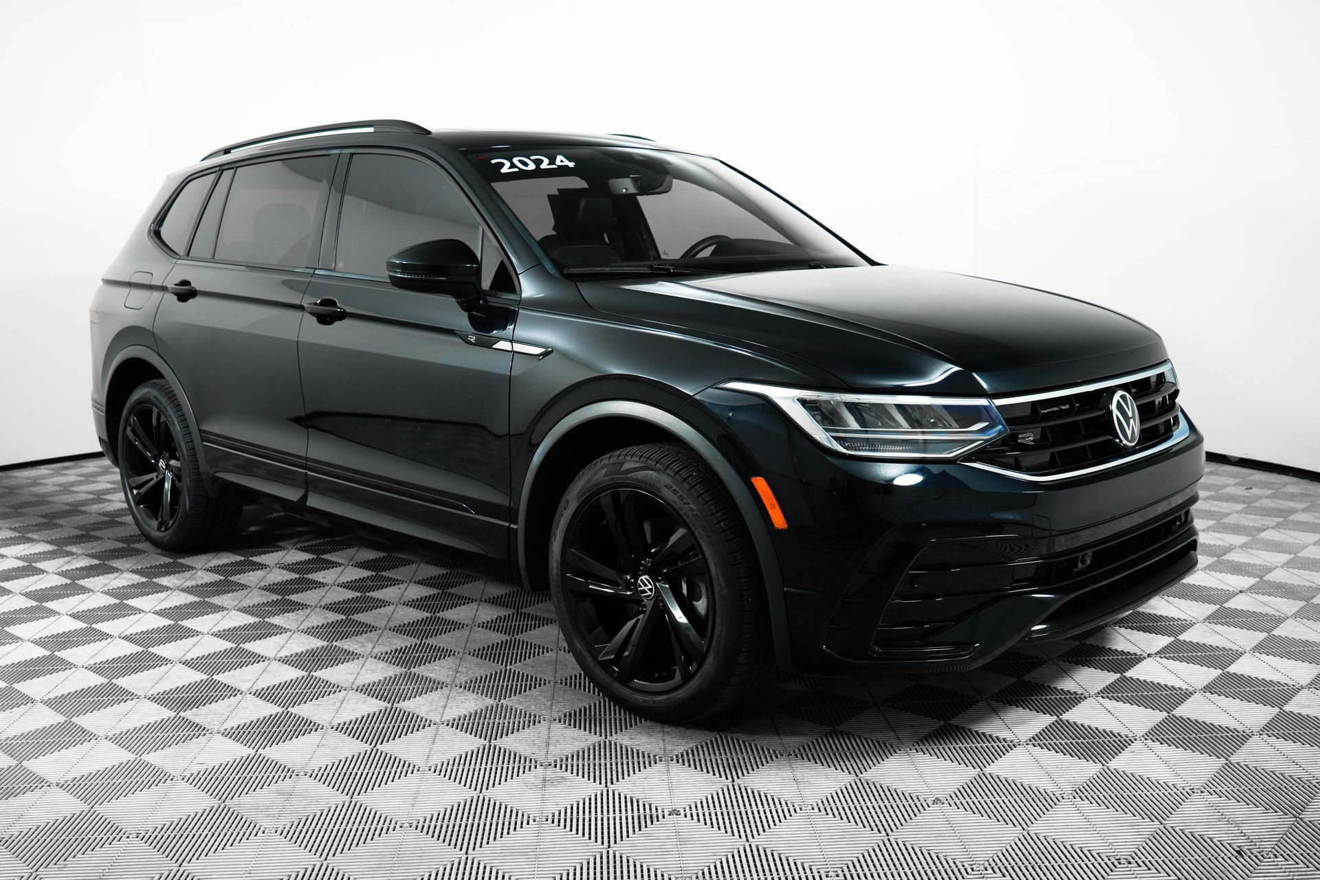 Used 2024 Volkswagen Tiguan SE R-Line