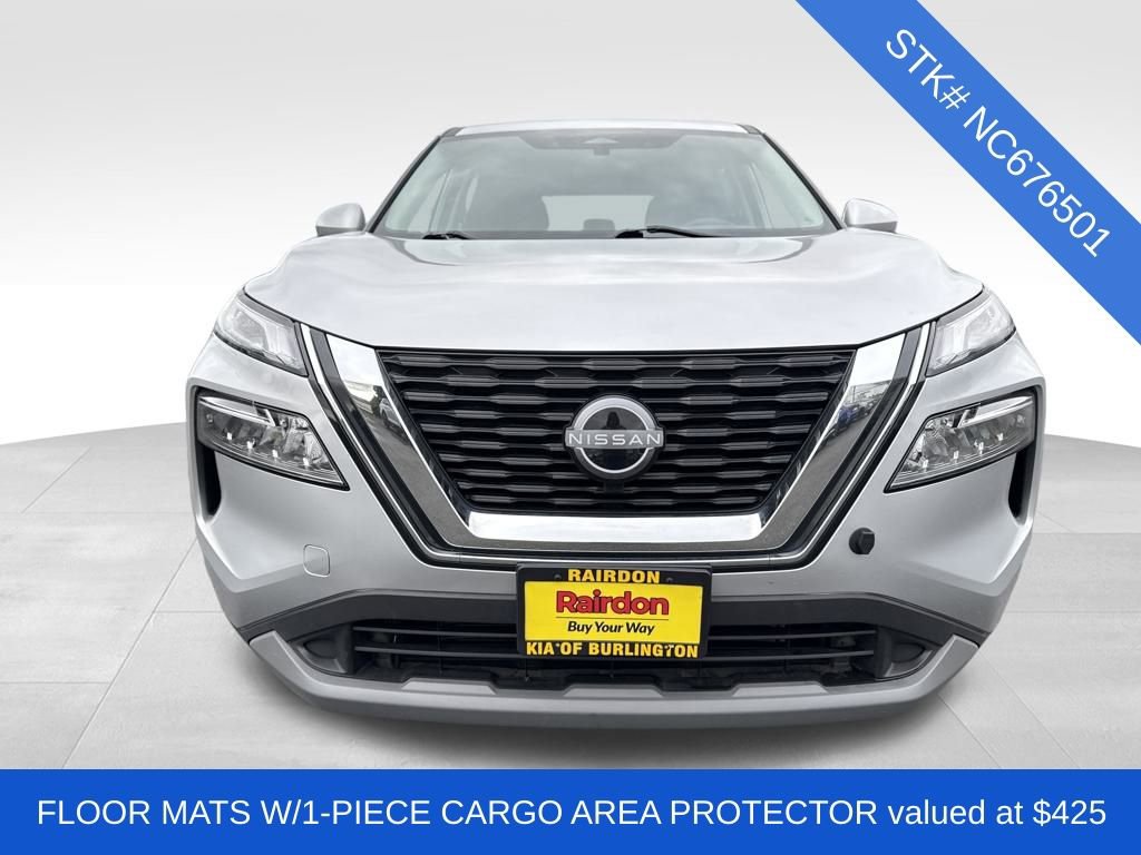 Used 2022 Nissan Rogue SV image 2