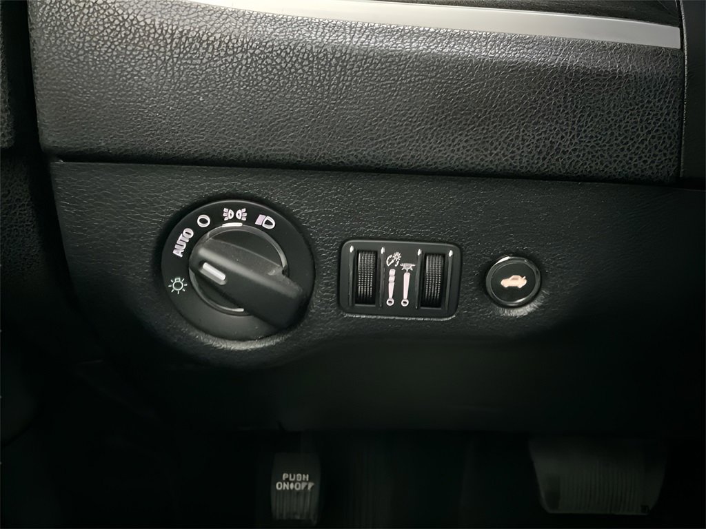 Used 2017 Chrysler 300 Limited image 28