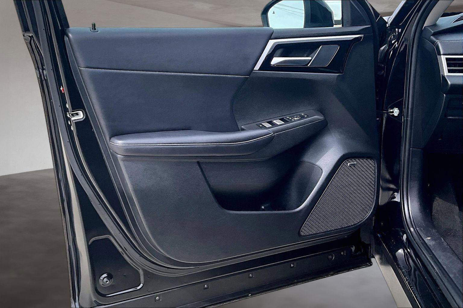 Used 2025 Mitsubishi Outlander SE FWD image 23