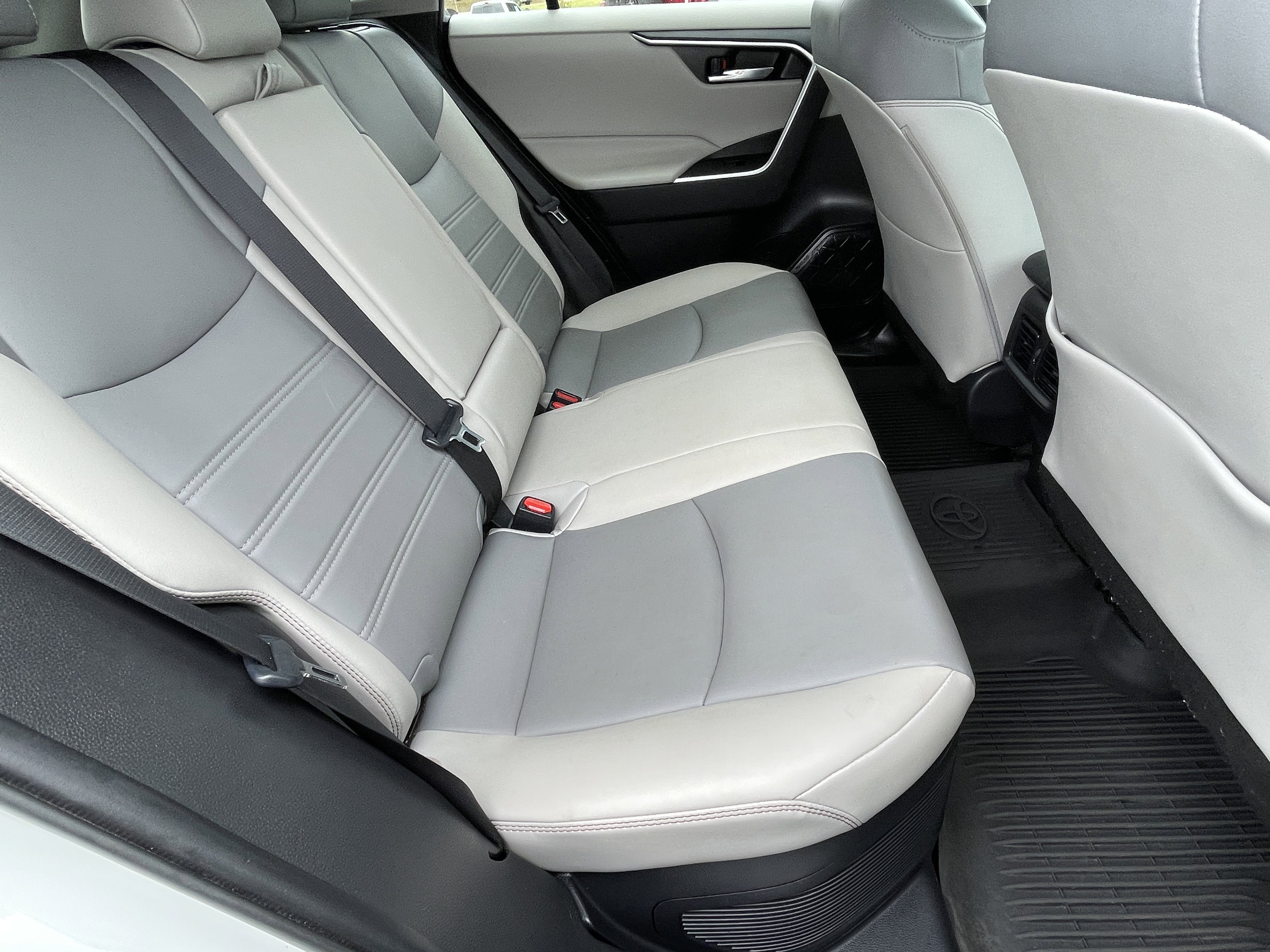 Used 2021 Toyota RAV4 XLE Premium image 15