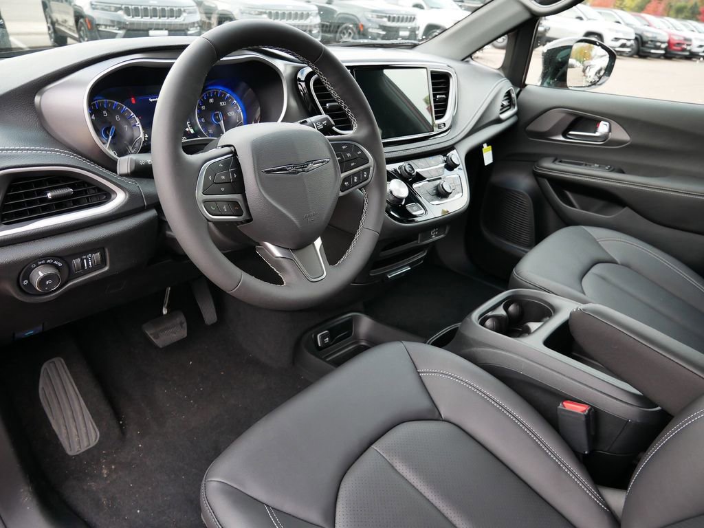 New 2026 Chrysler Pacifica Select image 2