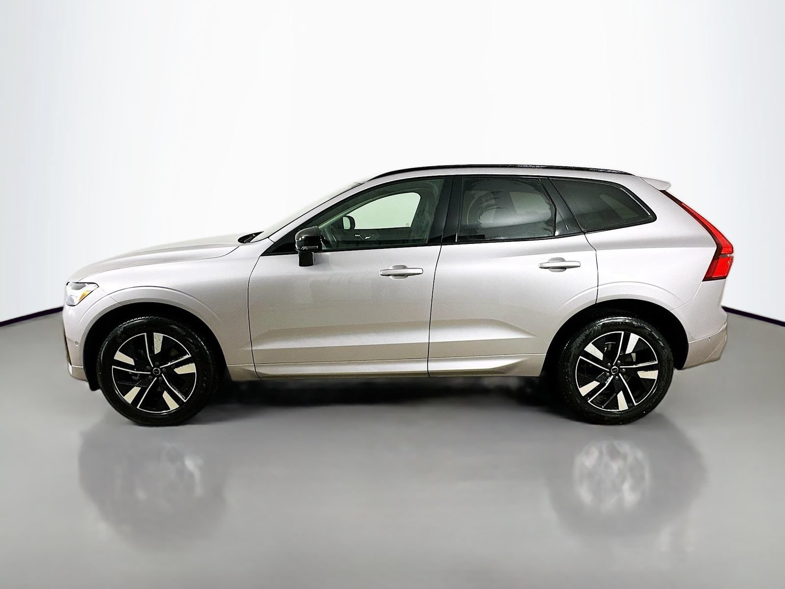 New 2026 Volvo XC60 B5 Plus w/ Protection Package Premier AWD/4WD image 8