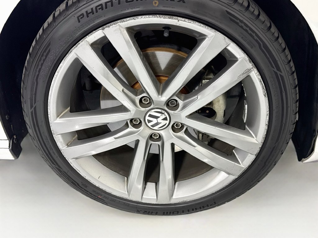 Used 2018 Volkswagen Passat 2.0T R-Line w/ R-Line Lighting Package FWD image 32