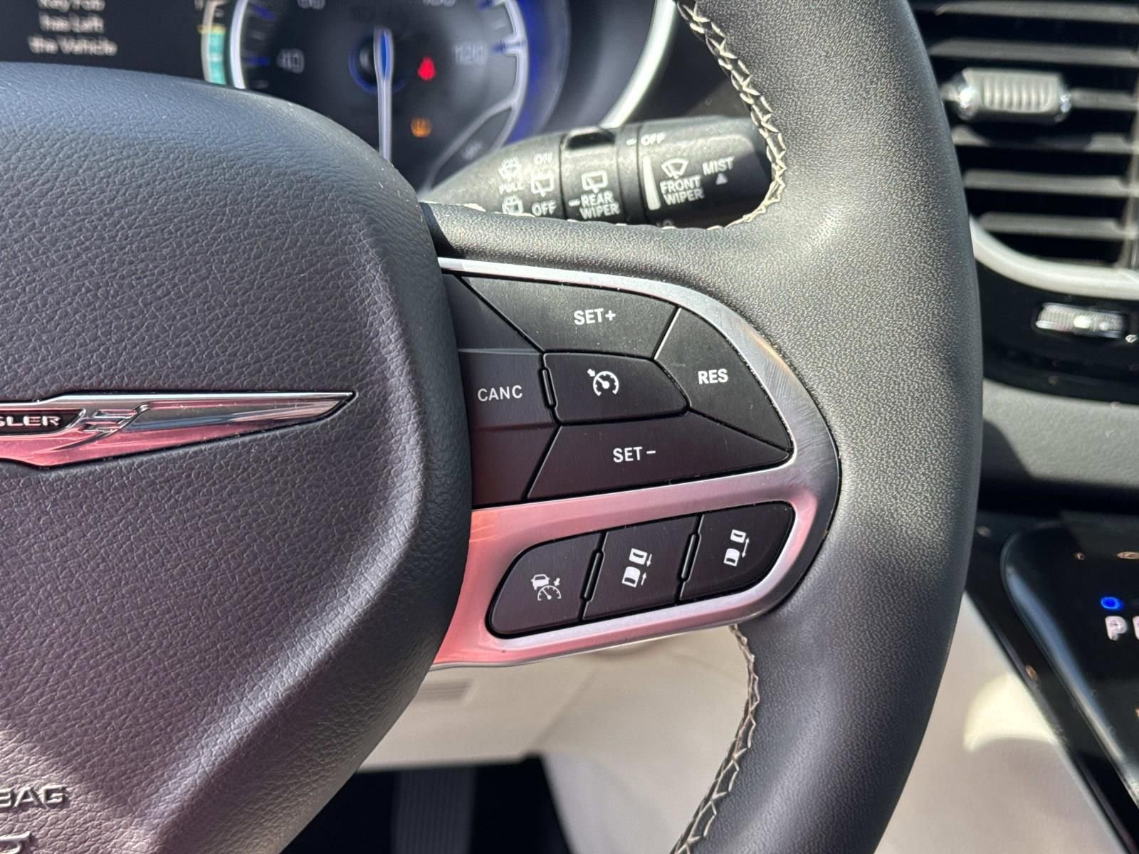 Used 2024 Chrysler Pacifica Touring-L image 25