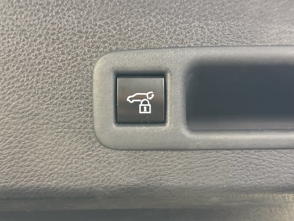 Used 2025 Toyota Sienna XLE w/ XLE Plus Package FWD image 40