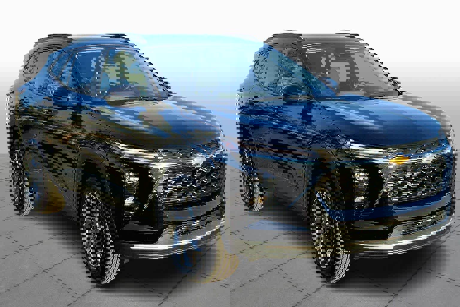 Used 2025 Chevrolet Trax LT w/ LT Convenience Package image 2