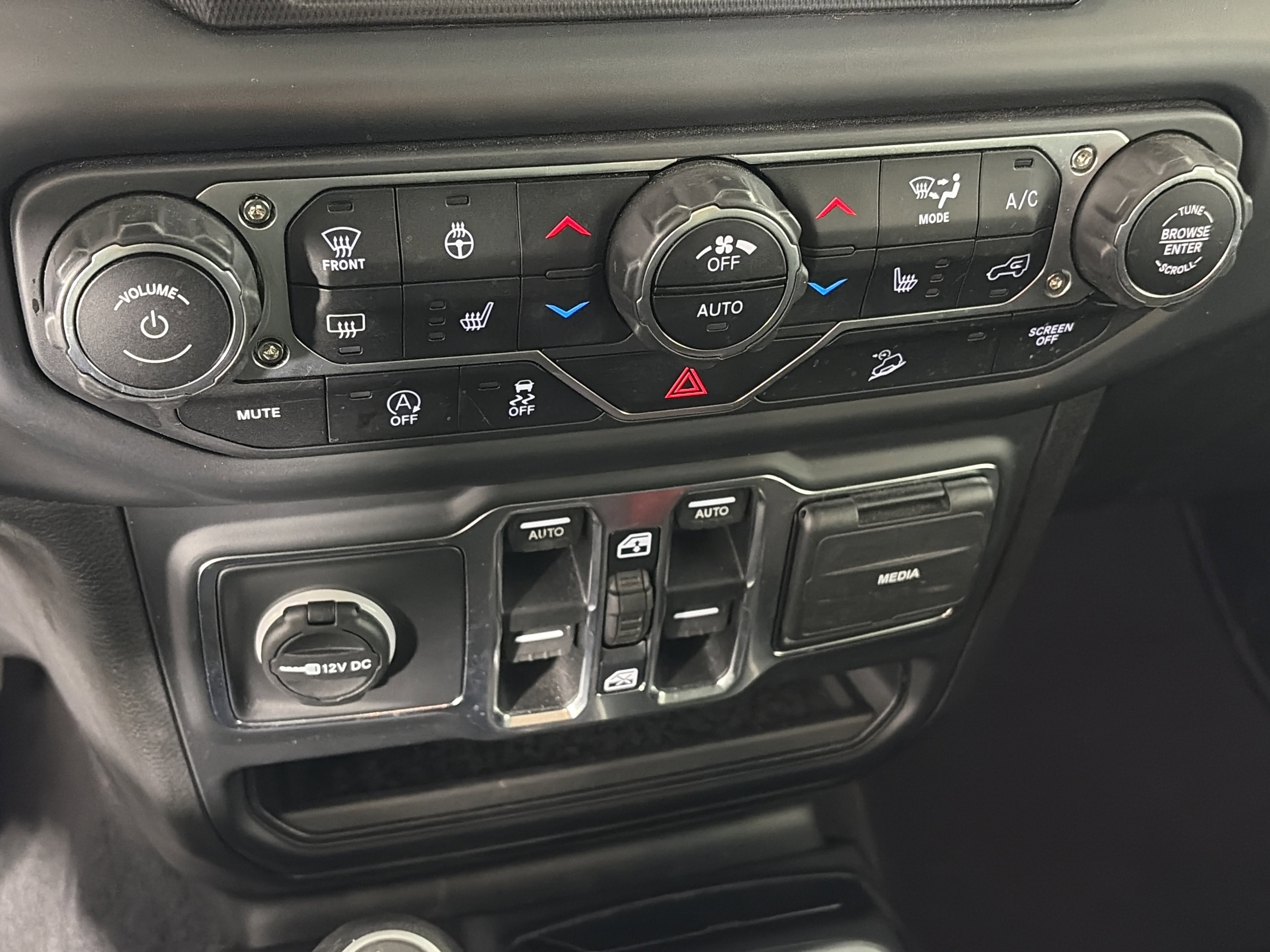 Used 2019 Jeep Wrangler Unlimited Sahara image 23