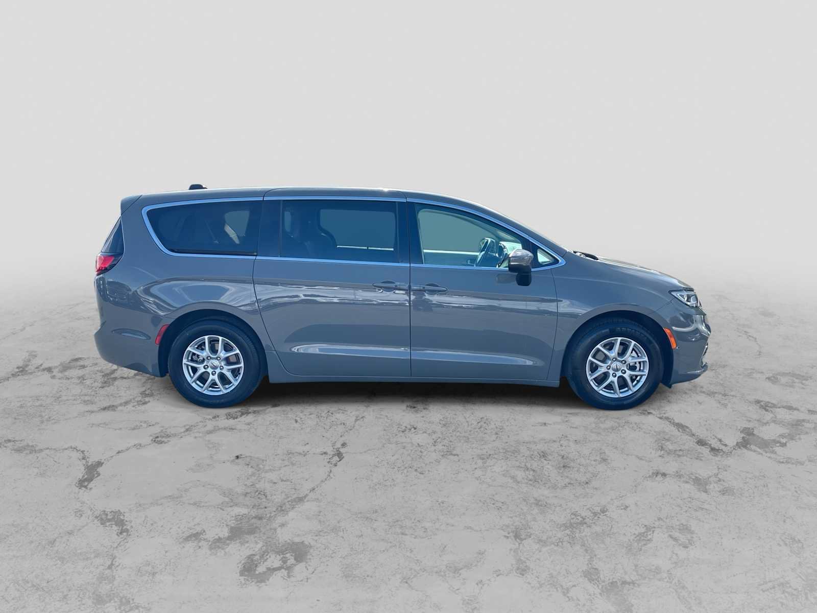 Used 2023 Chrysler Pacifica Touring-L FWD image 9