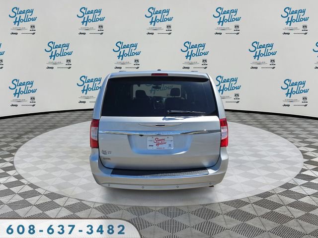 Used 2011 Chrysler Town & Country Touring w/ Entertainment Group #1 FWD image 6