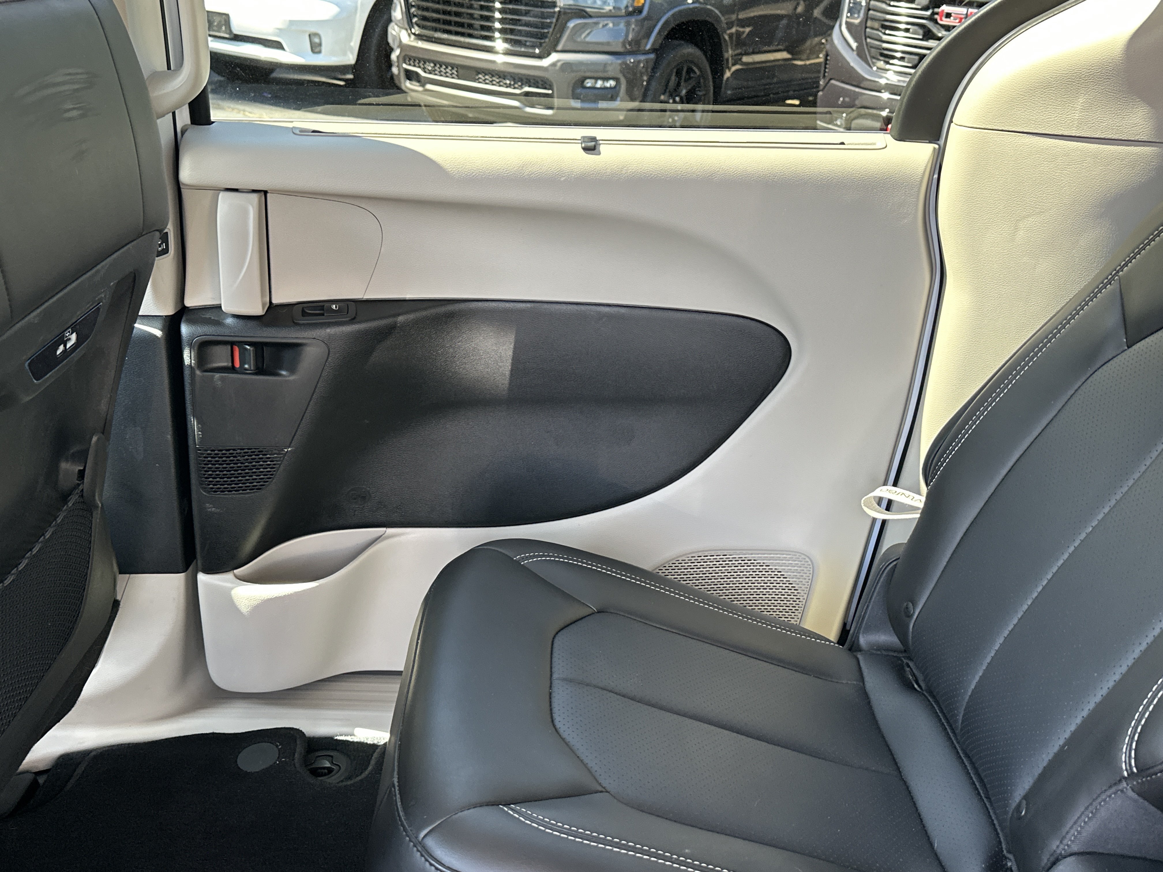 Used 2023 Chrysler Pacifica Touring-L AWD/4WD image 24