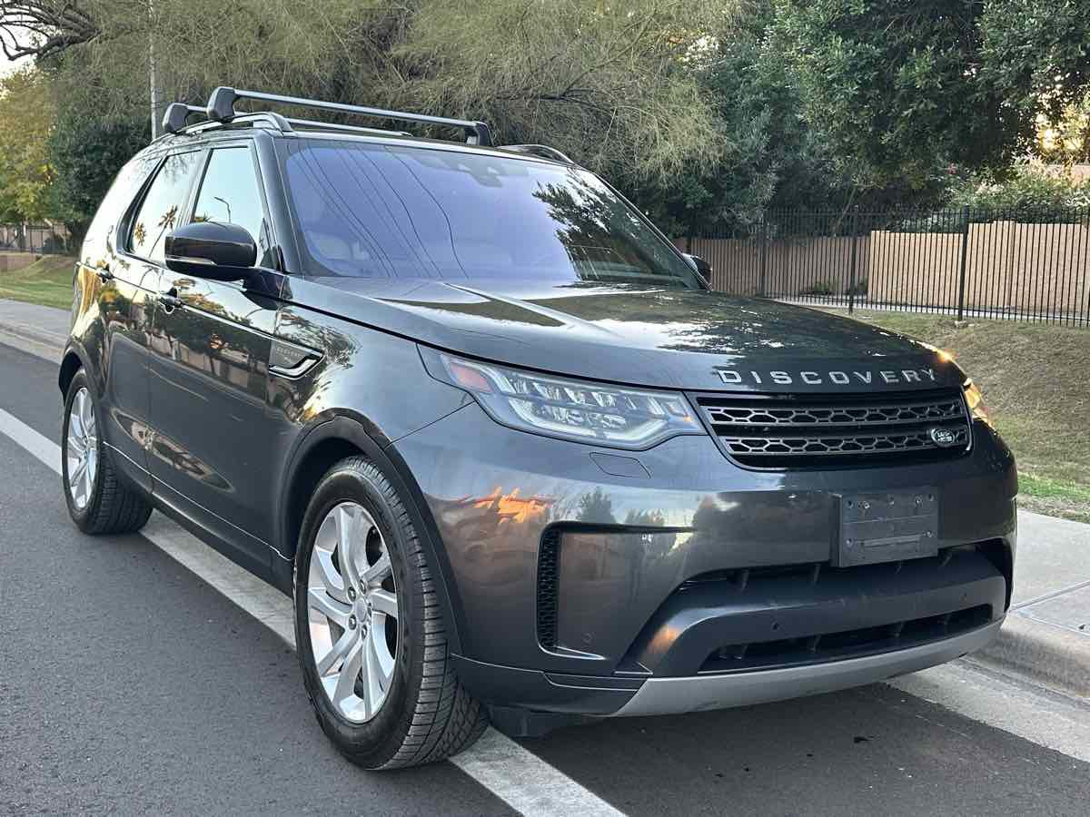 Used 2018 Land Rover Discovery SE image 2