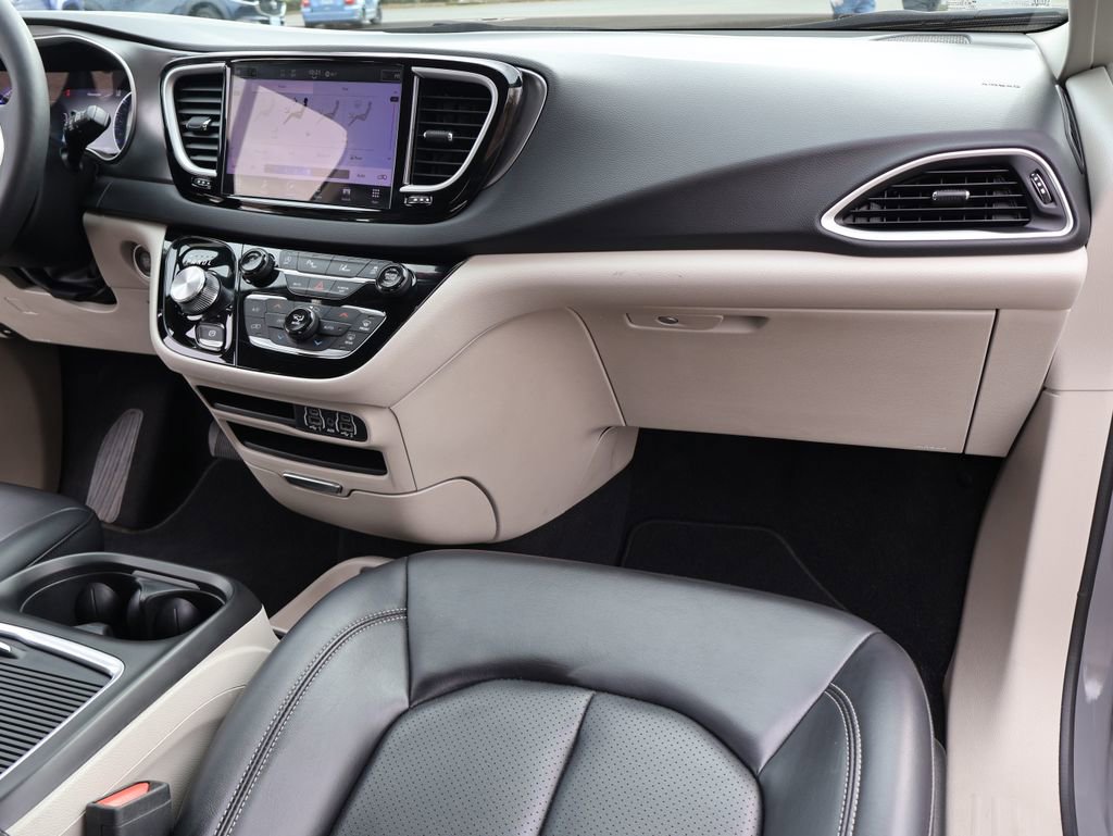 Used 2023 Chrysler Pacifica Touring-L image 32