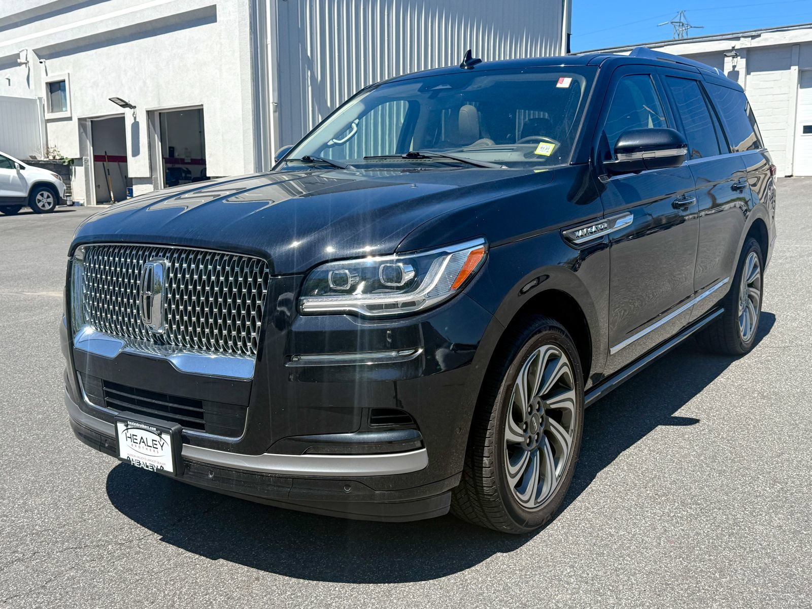 Used 2022 Lincoln Navigator Reserve AWD/4WD image 3