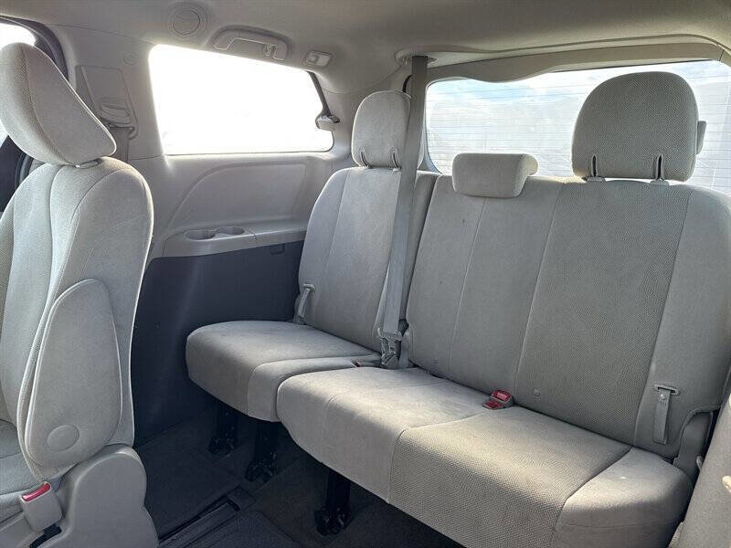 Used 2014 Toyota Sienna L image 17