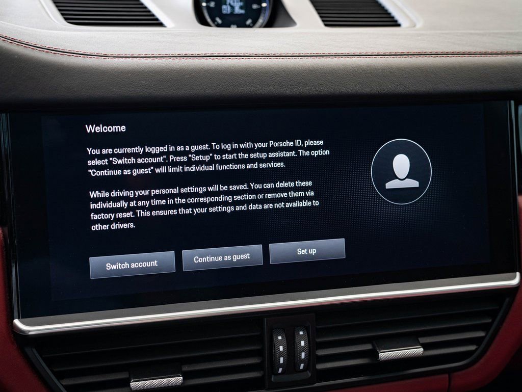 Certified 2023 Porsche Cayenne Platinum Edition image 31