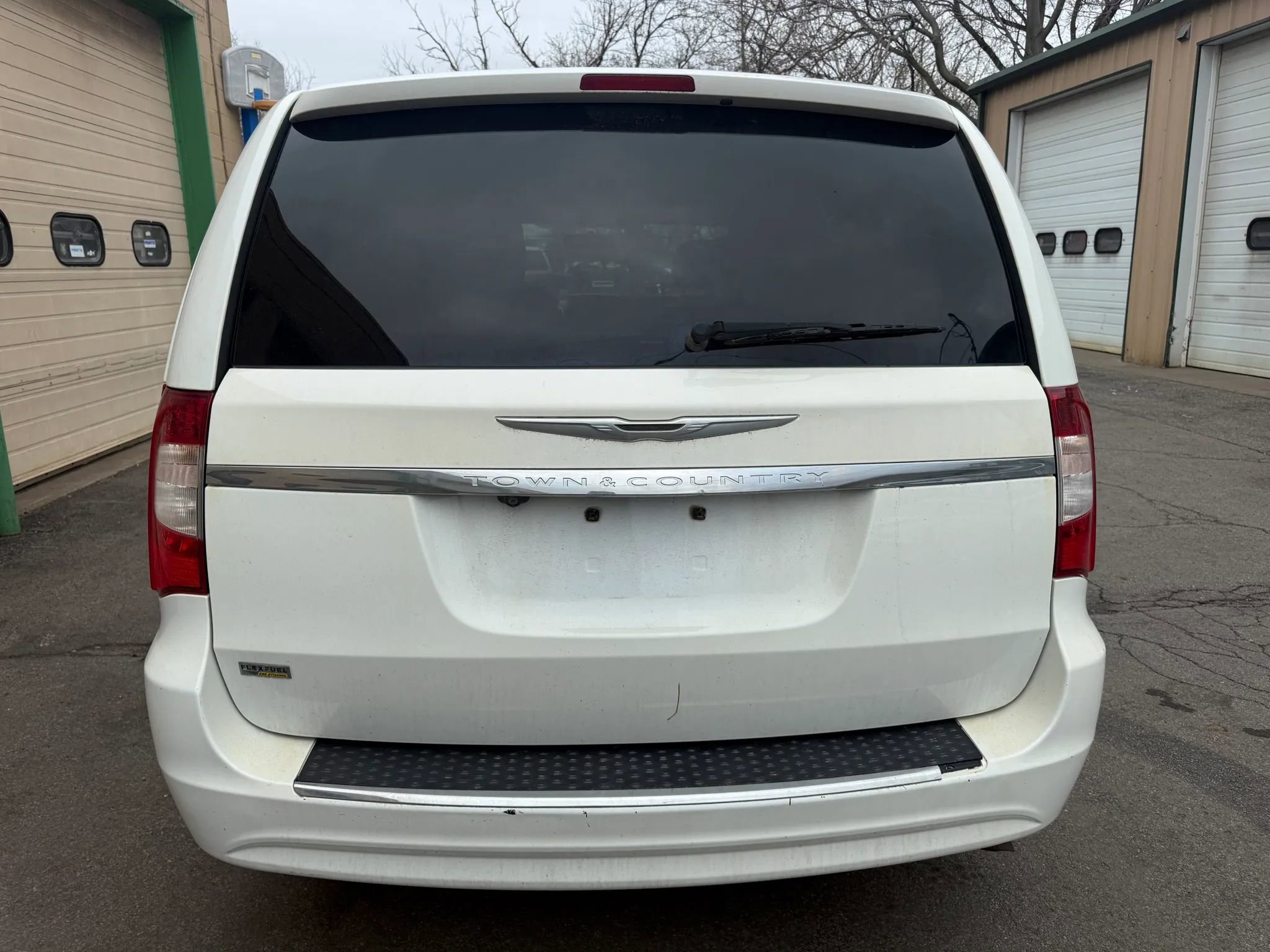 Used 2015 Chrysler Town & Country Touring FWD image 11