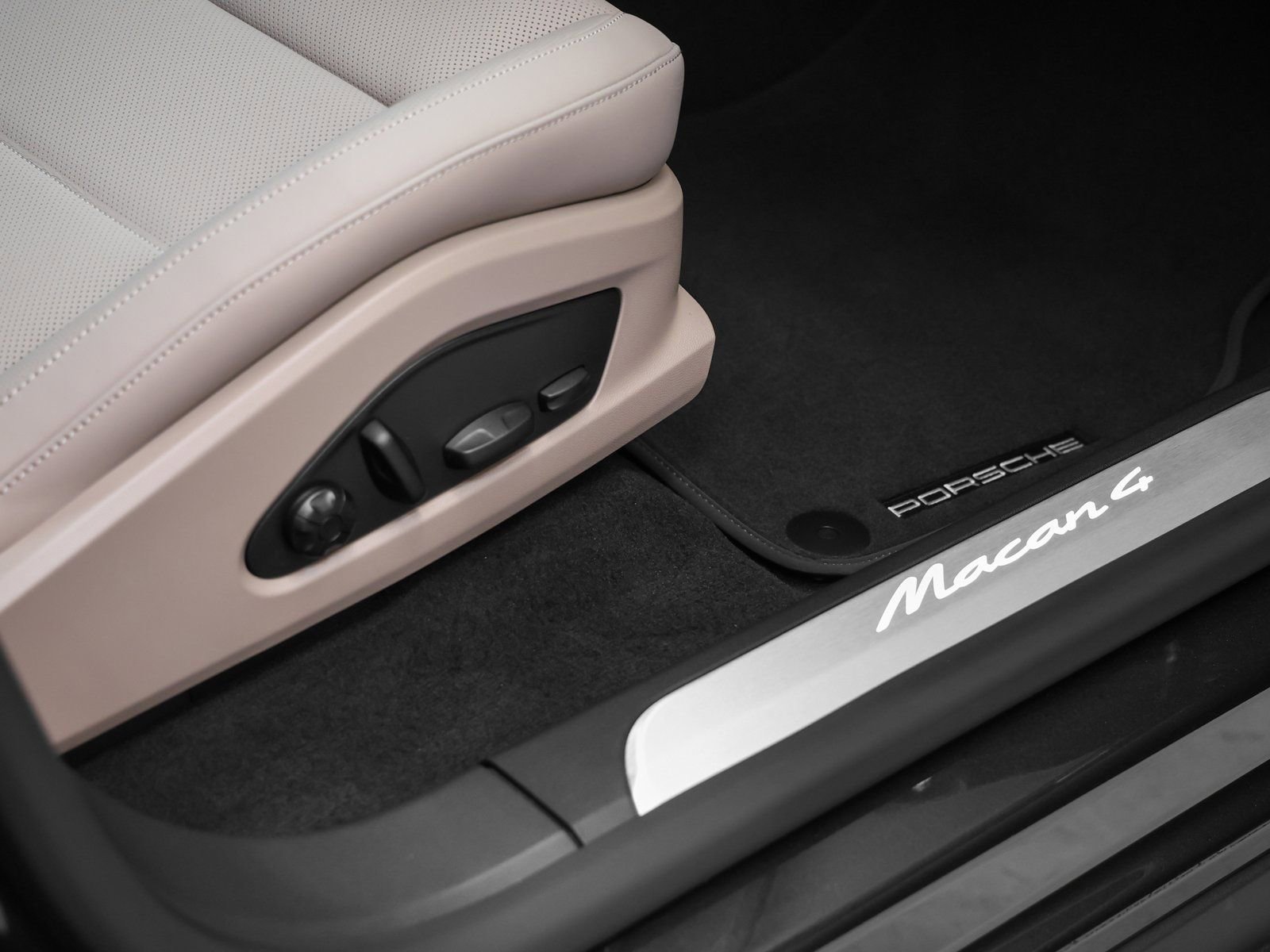 New 2026 Porsche Macan 4 Electric image 22