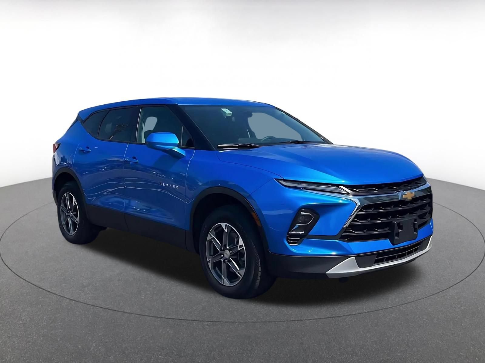 Used 2025 Chevrolet Blazer LT FWD image 2