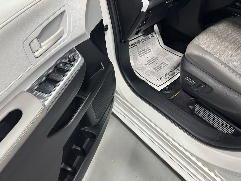 Used 2025 Toyota Sienna LE FWD image 8