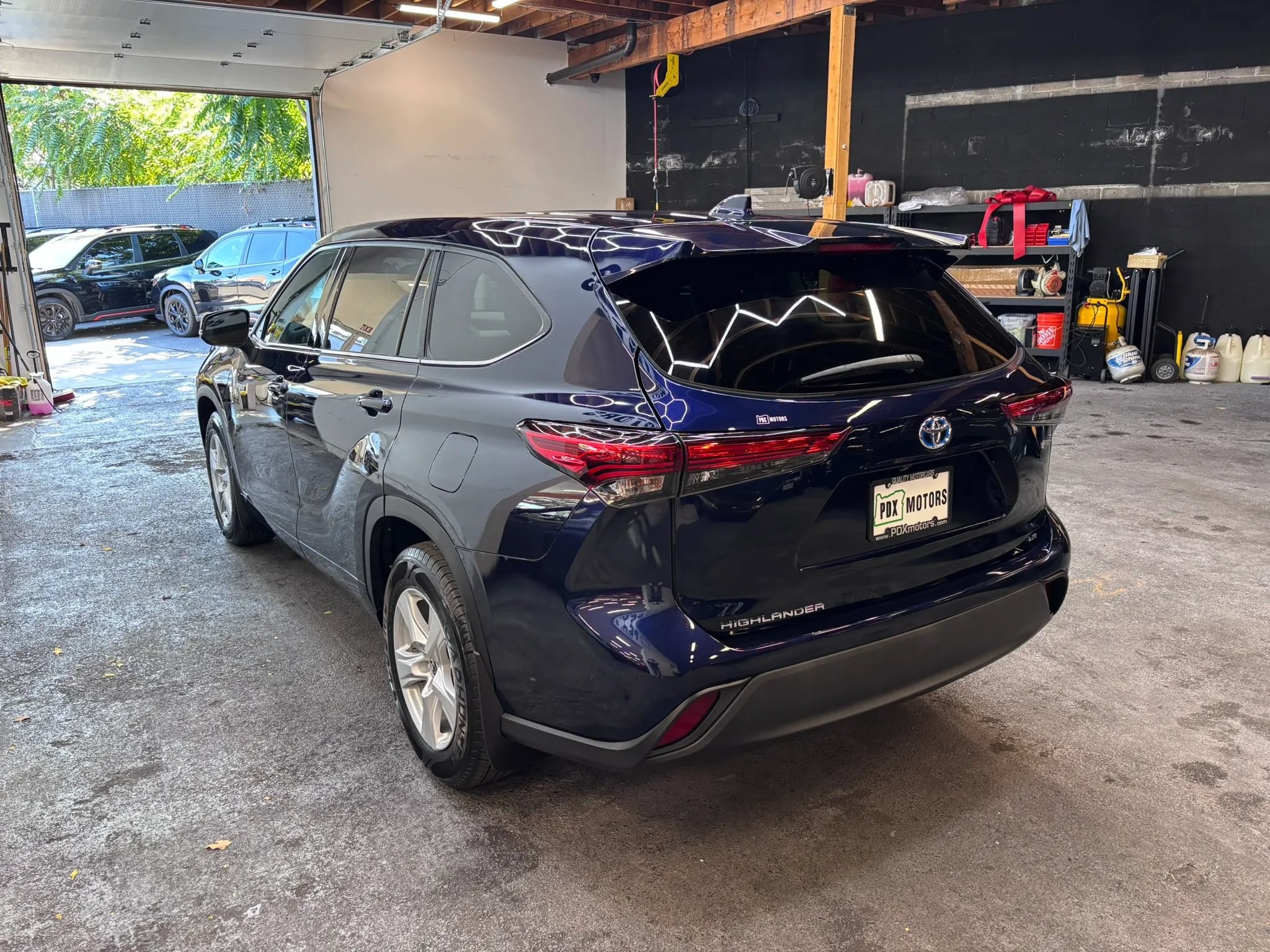 Used 2020 Toyota Highlander LE AWD/4WD image 4