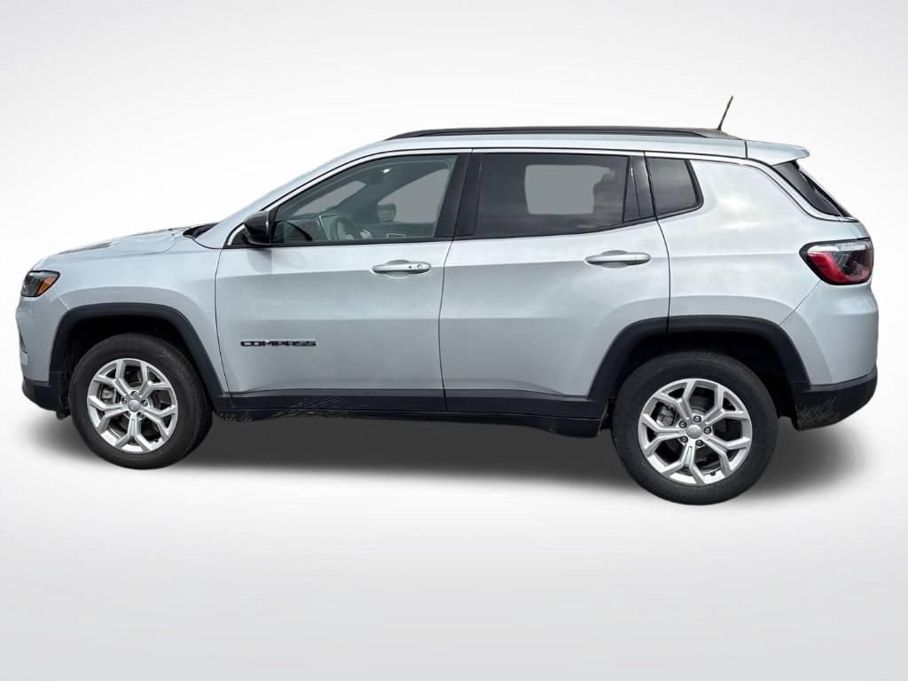 Used 2024 Jeep Compass Latitude AWD/4WD image 2