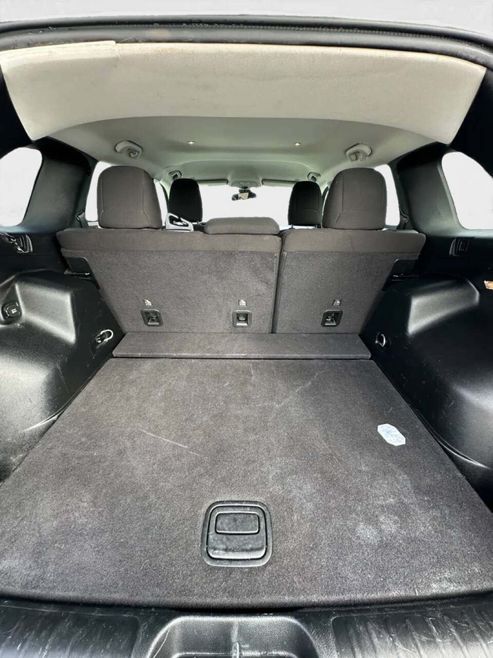 Used 2019 Jeep Cherokee Latitude w/ Popular Appearance Group FWD image 9