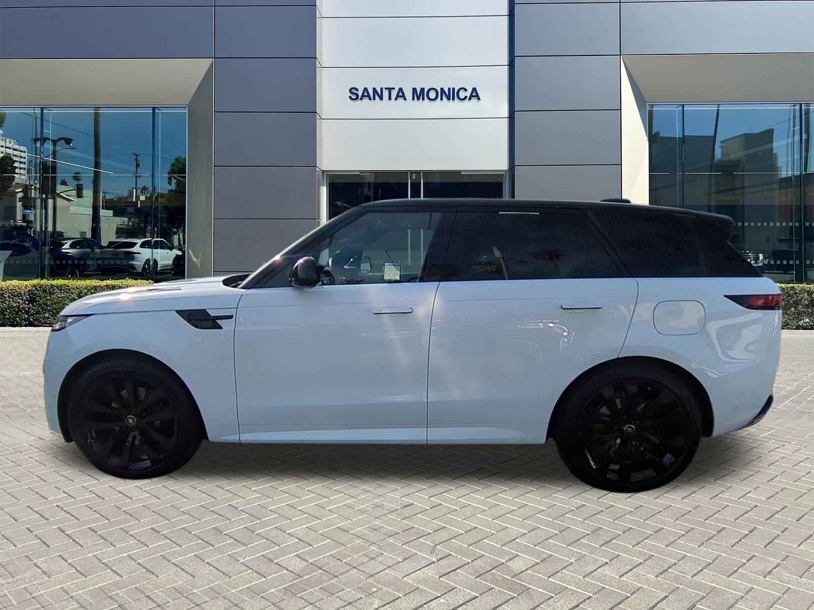 Used 2025 Land Rover Range Rover Sport Dynamic SE image 2