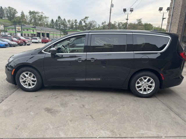 Used 2017 Chrysler Pacifica Touring image 6