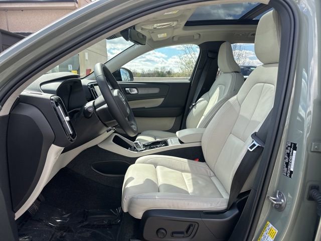 Certified 2023 Volvo XC40 B5 Ultimate w/ Climate Package image 17