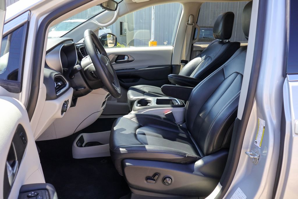 Used 2024 Chrysler Pacifica Touring-L image 7