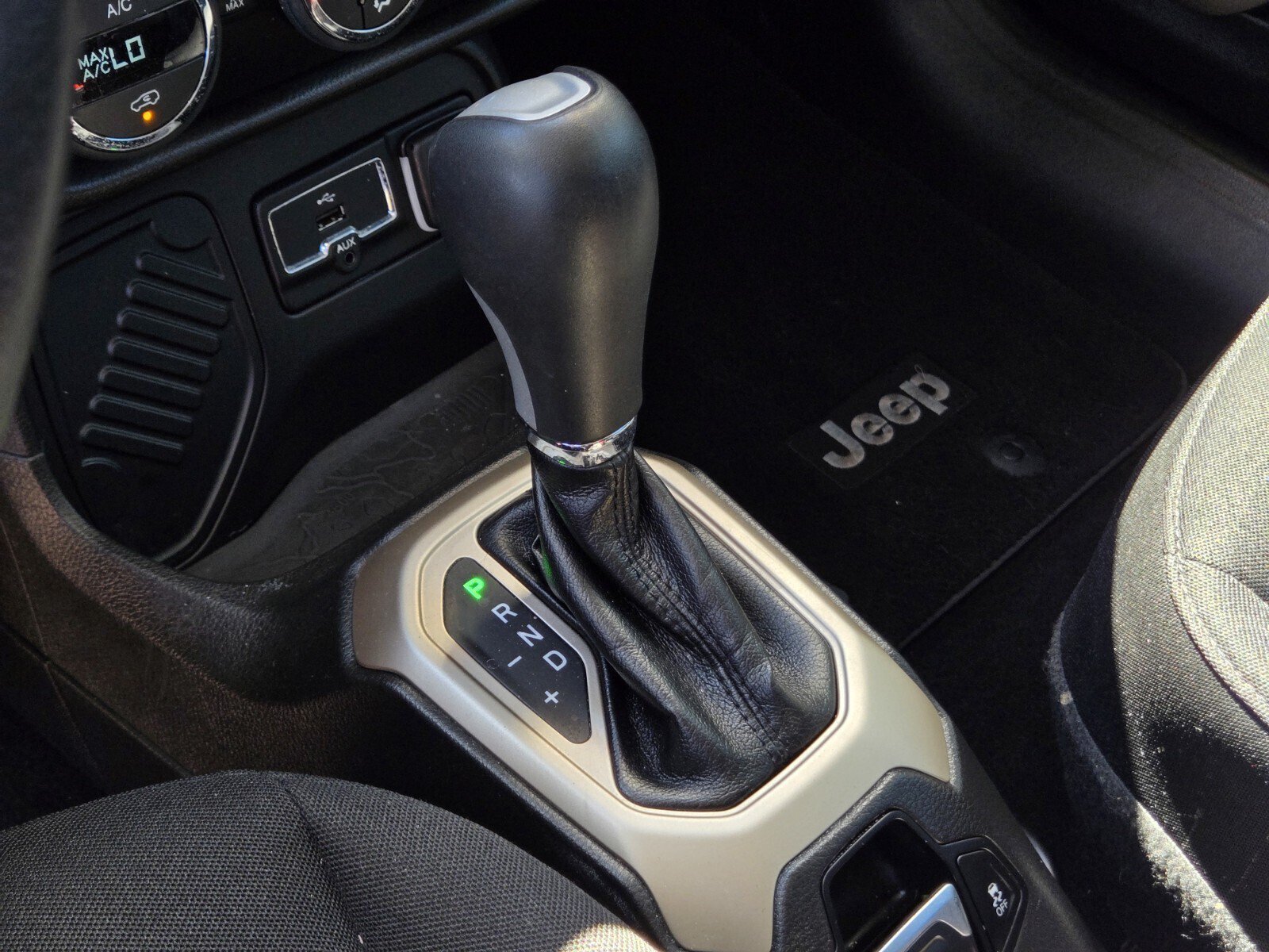Used 2016 Jeep Renegade Latitude w/ Popular Equipment Group FWD image 19