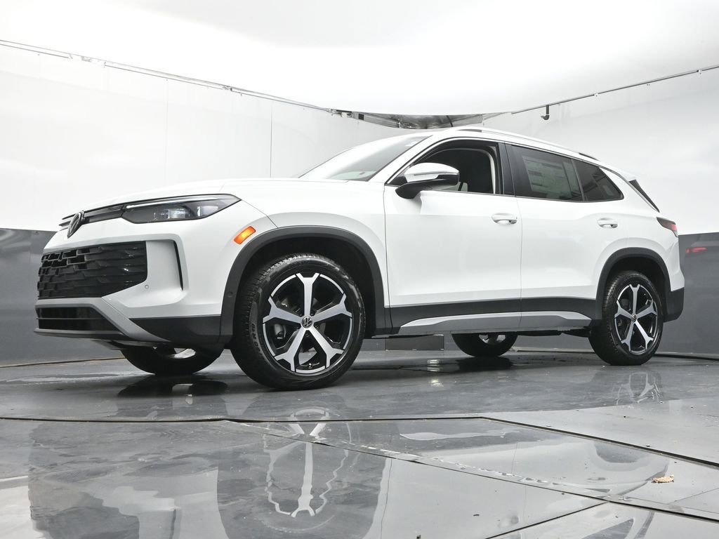 Used 2025 Volkswagen Tiguan SE image 37