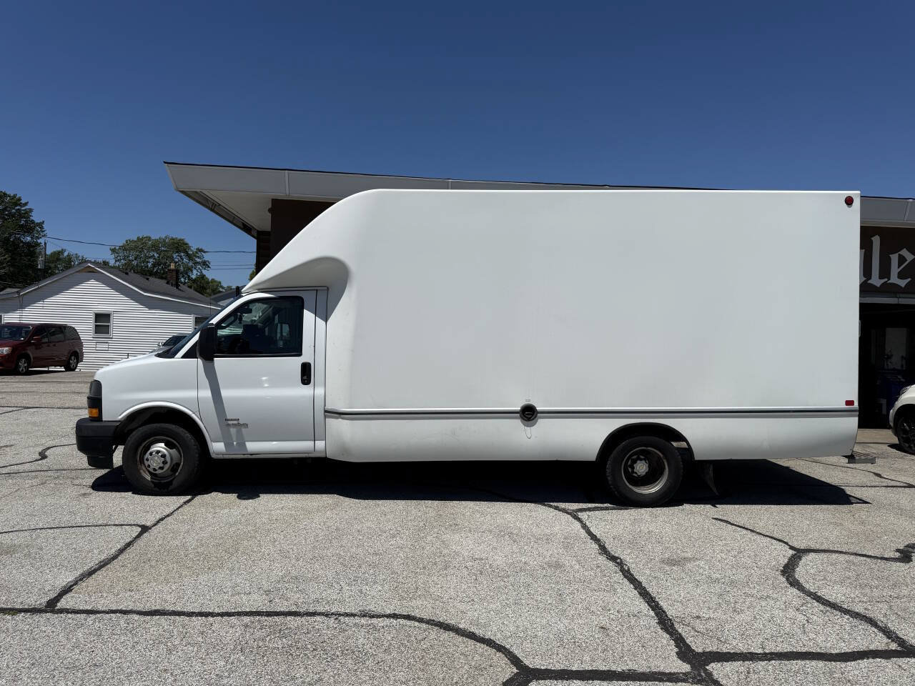 Used 2018 Chevrolet Express 4500 Extended w/ Driver Convenience Package RWD image 5