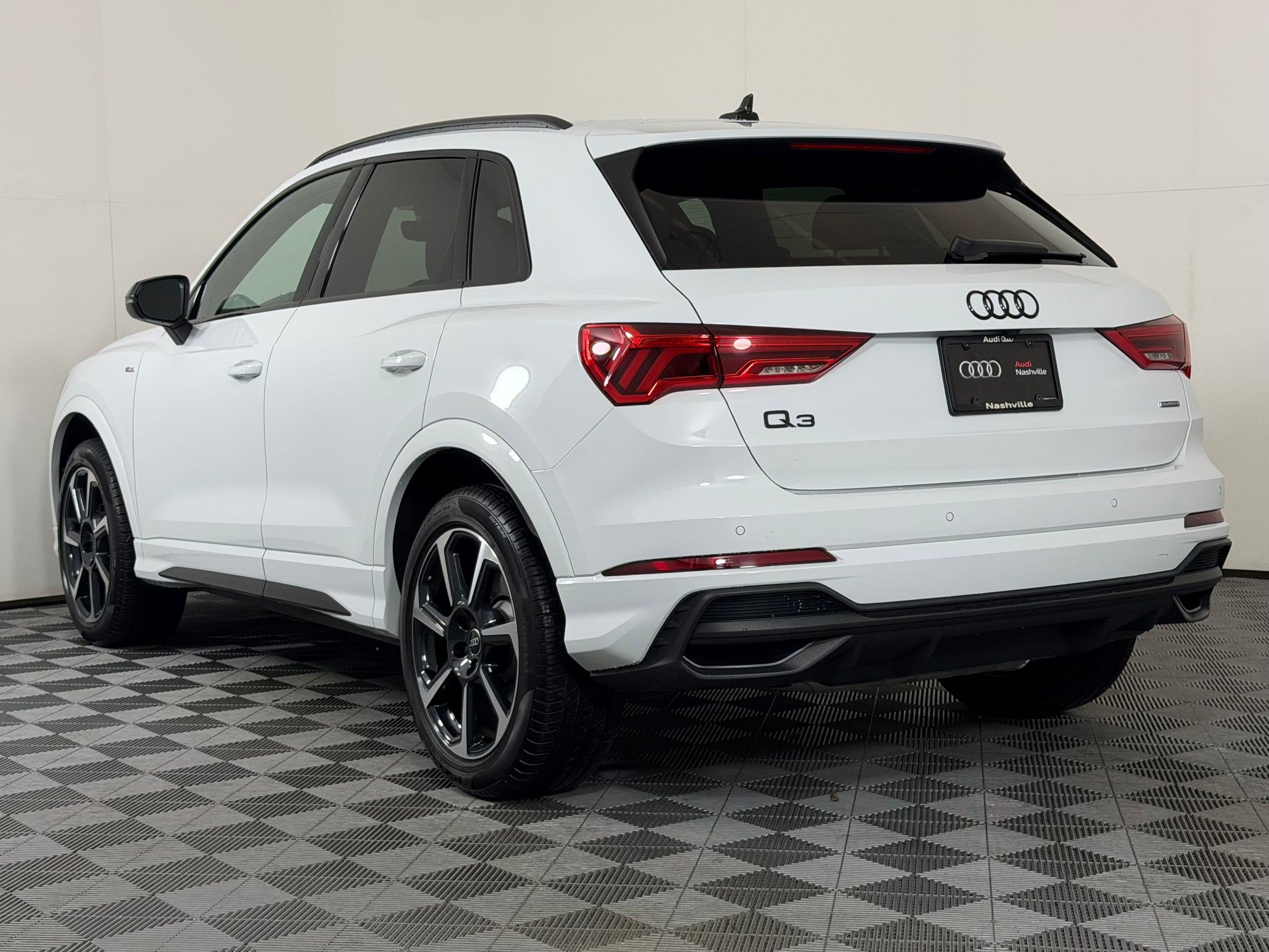 Certified 2025 Audi Q3 2.0T Premium Plus w/ Premium Plus Package AWD/4WD image 3