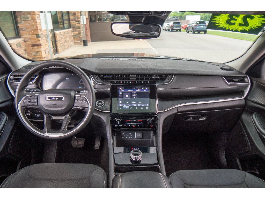 Used 2023 Jeep Grand Cherokee Laredo AWD/4WD image 15