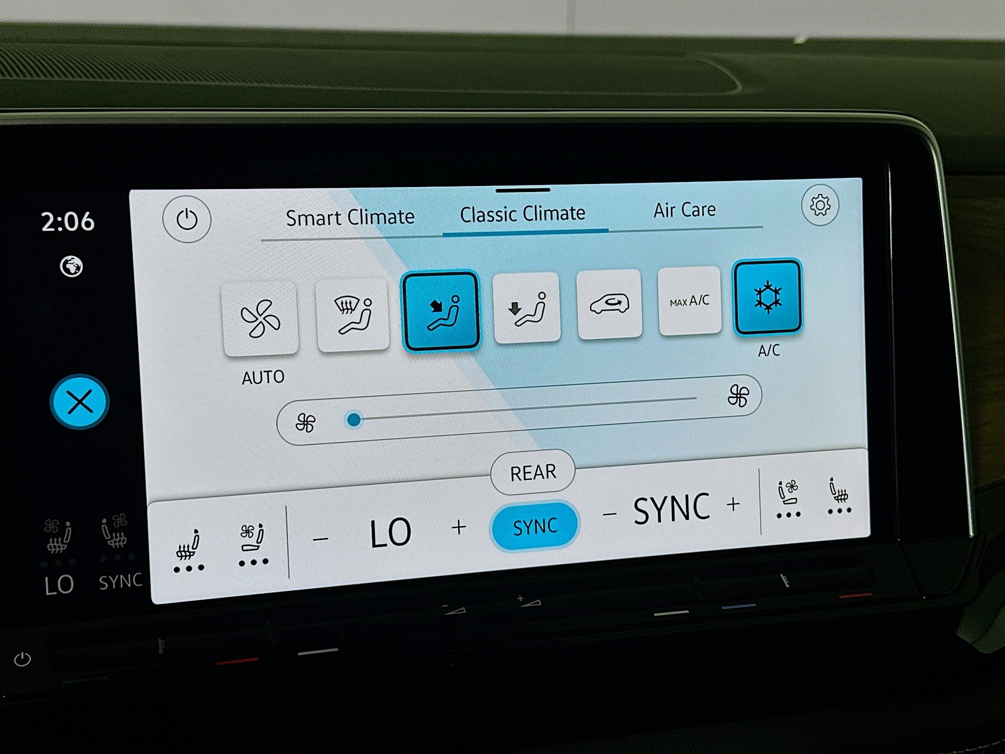 Used 2024 Volkswagen Atlas SE image 24