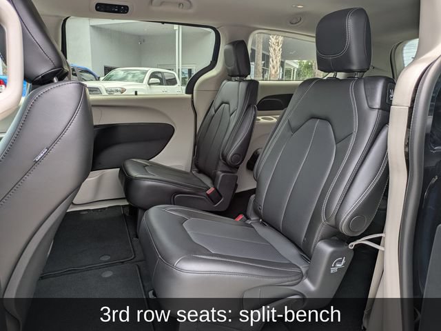 Used 2024 Chrysler Pacifica Touring-L AWD/4WD image 16