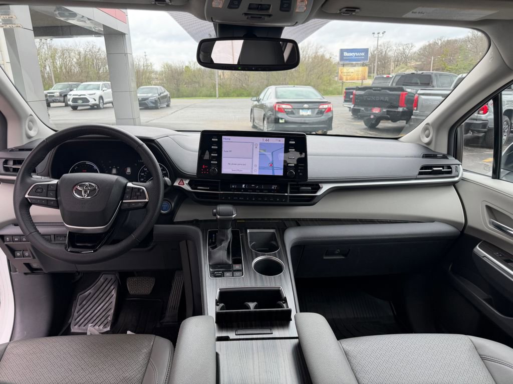 Used 2023 Toyota Sienna Limited image 10