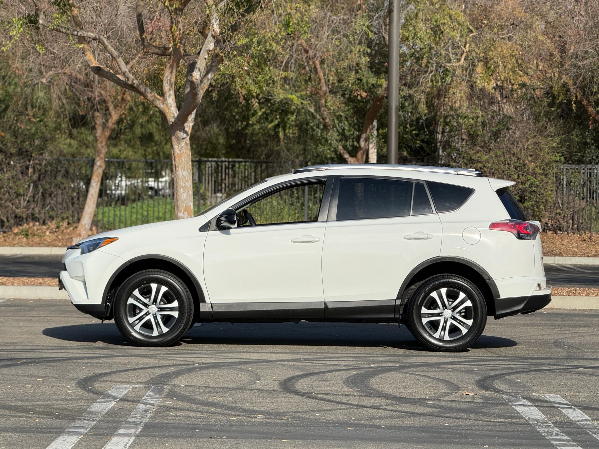 Used 2016 Toyota RAV4 LE FWD image 2