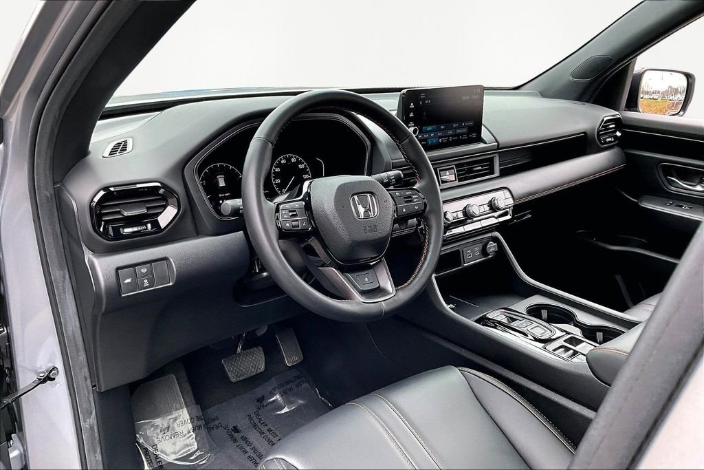 Used 2025 Honda Pilot TrailSport image 14
