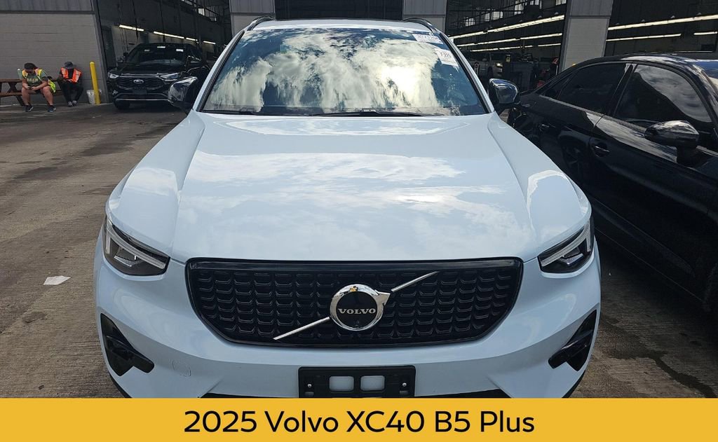 Used 2025 Volvo XC40 B5 Plus image 2