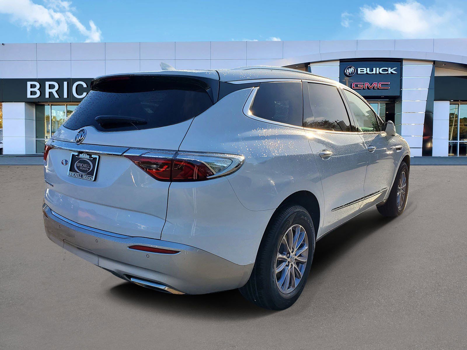 Used 2023 Buick Enclave Essence FWD image 3