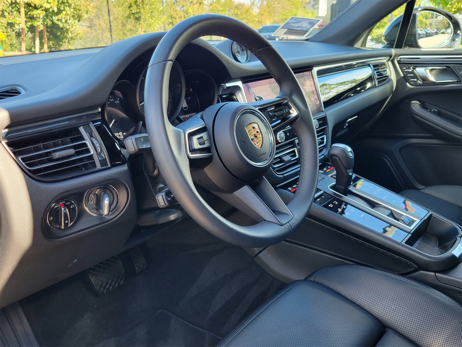 Used 2025 Porsche Macan image 4