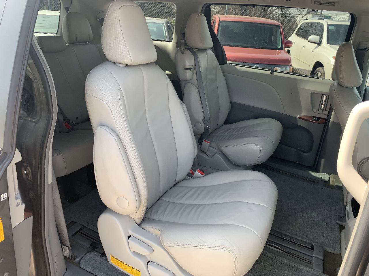 Used 2014 Toyota Sienna XLE image 19