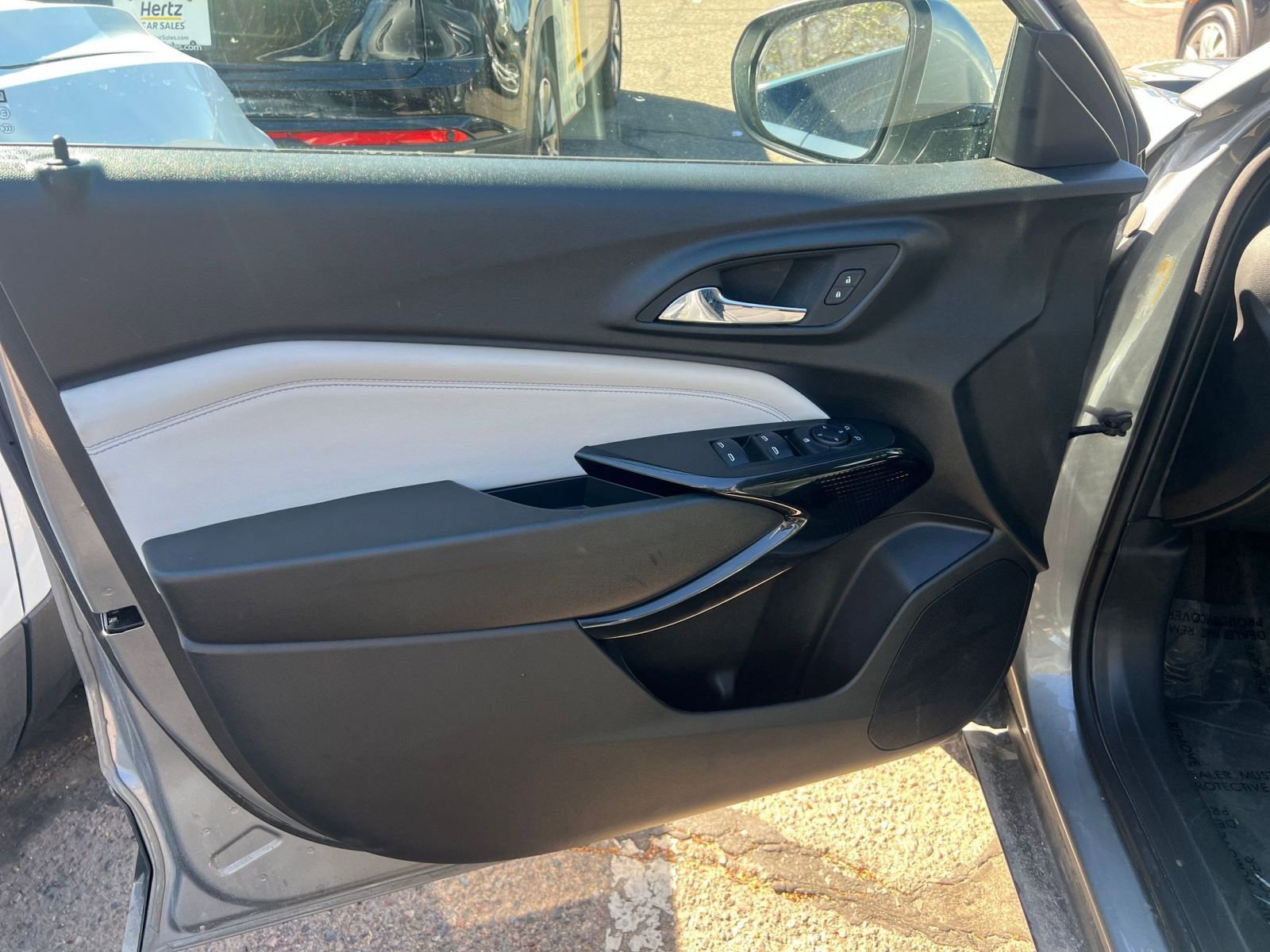 Used 2025 Chevrolet Trax LT w/ LT Convenience Package FWD image 18