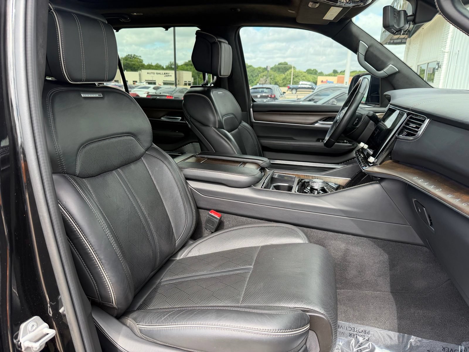 Used 2022 Jeep Grand Wagoneer Series II AWD/4WD image 27