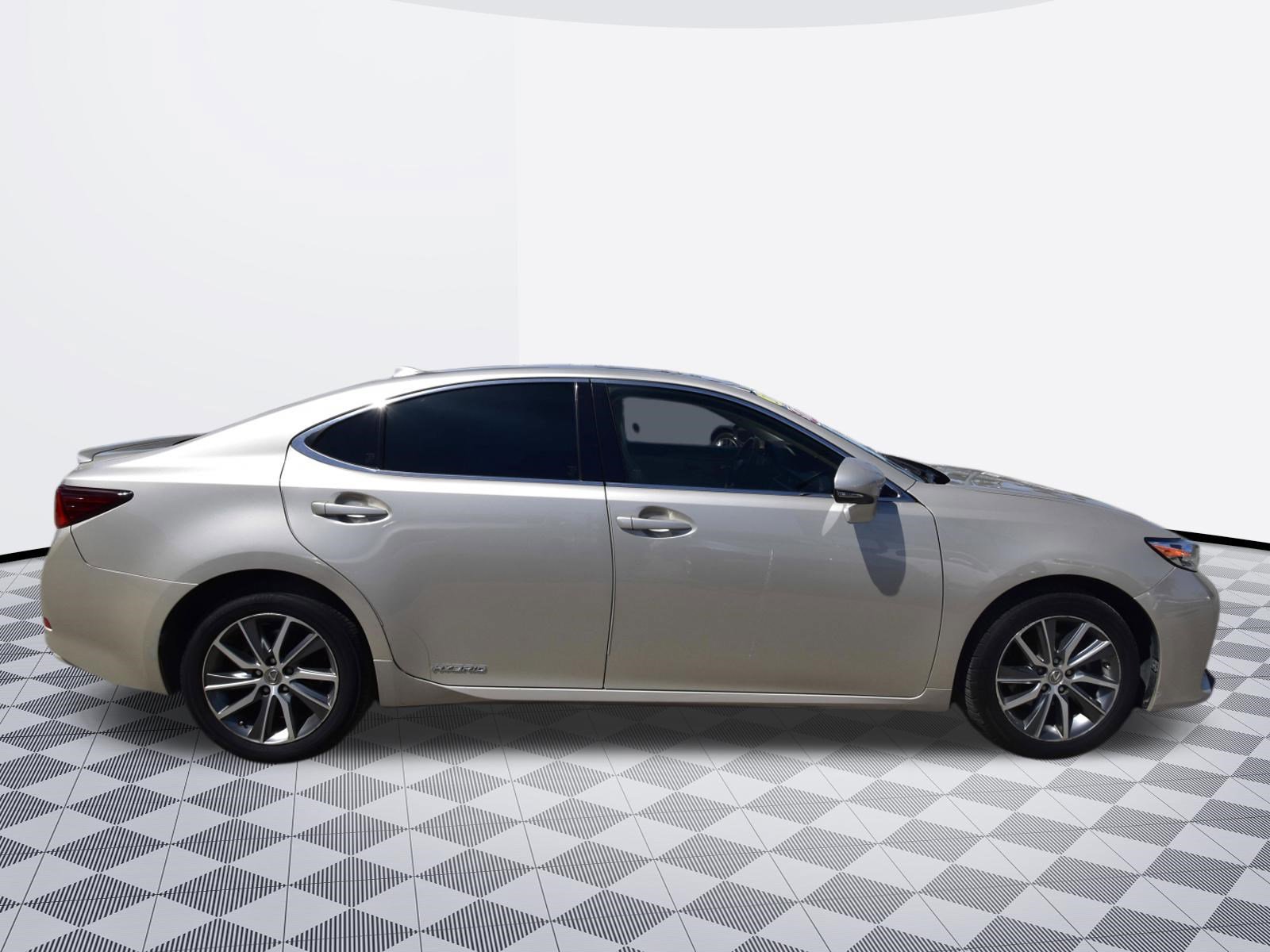 Used 2018 Lexus ES 300h w/ Navigation Package FWD image 5