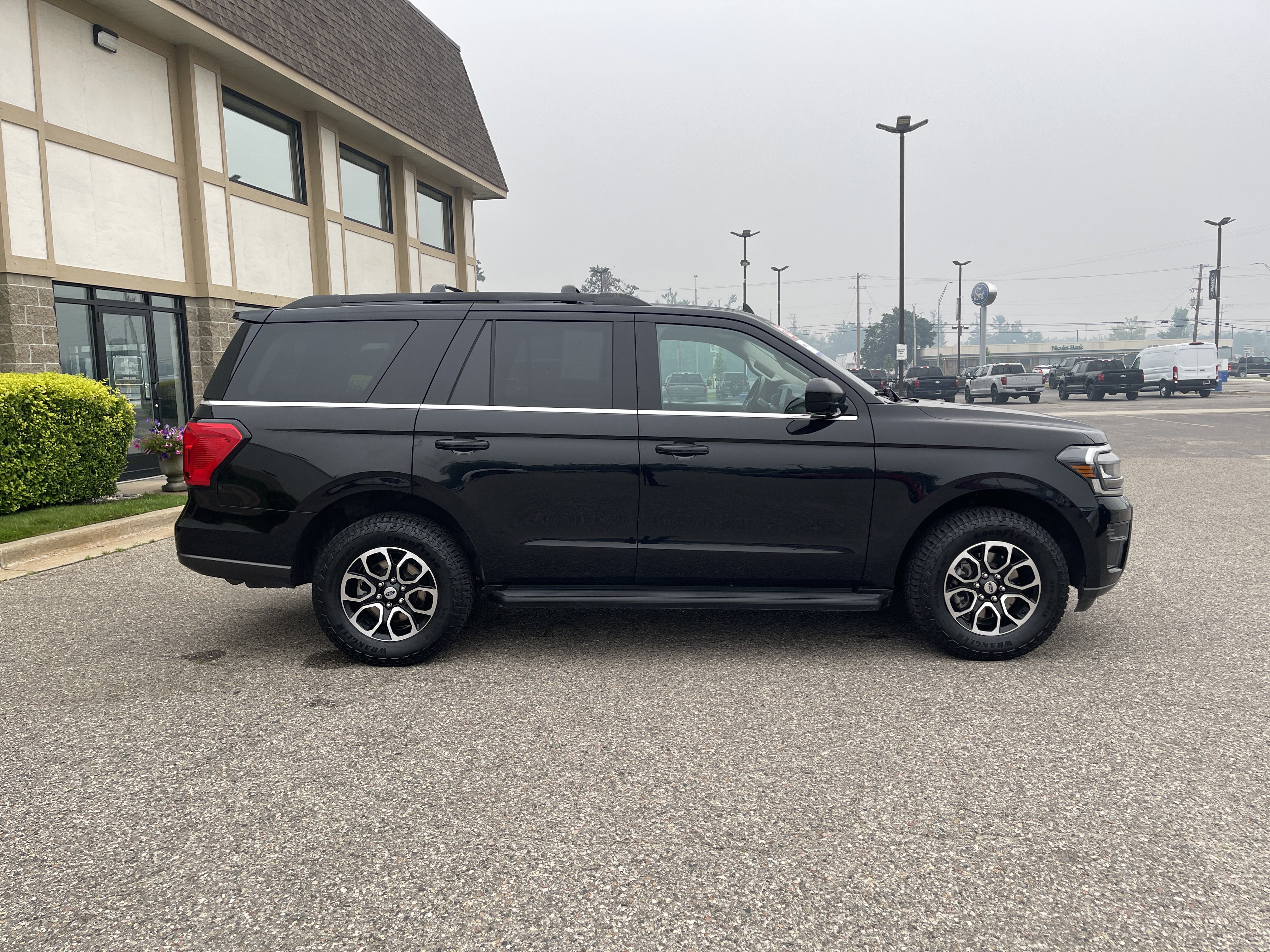 Used 2023 Ford Expedition XL AWD/4WD image 2