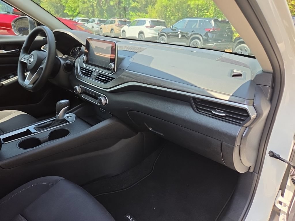 Used 2025 Nissan Altima 2.5 SV FWD image 40